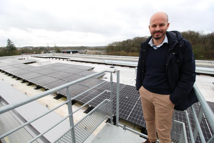 Simon Ondet, qui travaille chez Solewa depuis 17 ans, est arrivé à la direction générale en 2022. Sur le toit du siège du Mans, 450 m² de panneaux solaires ont été installés soit 90 kWc.
