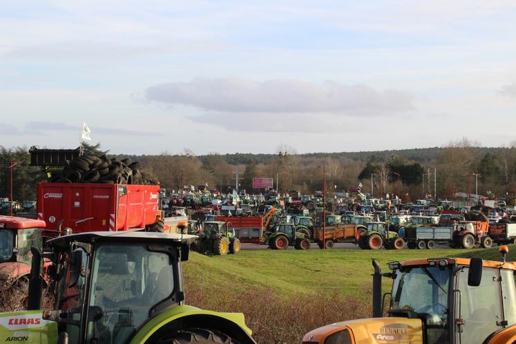500 tracteurs ont répondu à l'appel de la FDSEA et JA Sarthe, et se sont rassemblés en fin de  journée à Bener, point final de l'opération escargot.