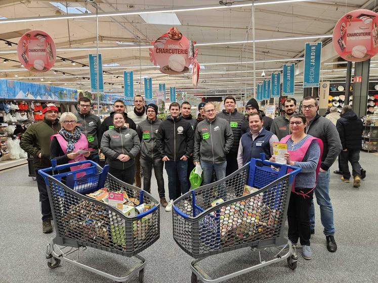 Les Restos du Cœur récupèrent le don du Leclerc de Sablé-sur-Sarthe.