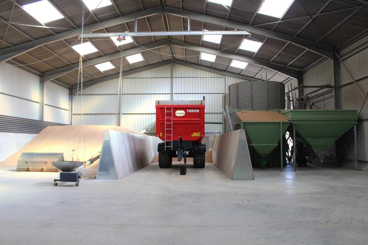 La Faf est logée dans un hangar monté en 2020 : un broyeur, une mélangeuse avec pesée ; à côté, deux silos à plat munis d'une ventilation par le sol stockent les céréales.