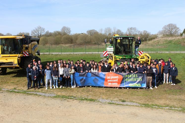 Des élèves de la MFR de Bernay-en-Champagne et de l'Agrocampus la Germinière ont découvert, le 21 mars, la Cuma de la Monge à la Ferté-Bernard.