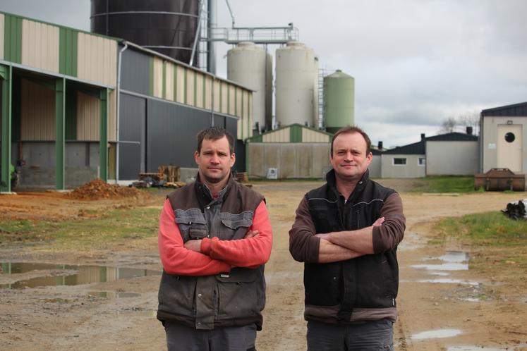 Justin et Jérôme Froger ont acheté une fabrique d'aliments à la ferme (Faf) d'occasion qu'ils ont entièrement démontée à Savigny-sur-Braye et remontée chez eux.