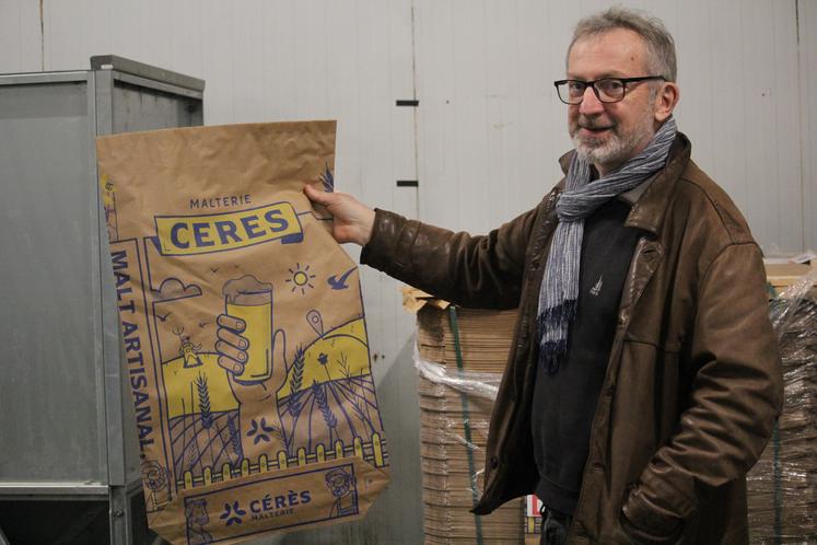 Manuel Chevreul devant son malt artisanal.