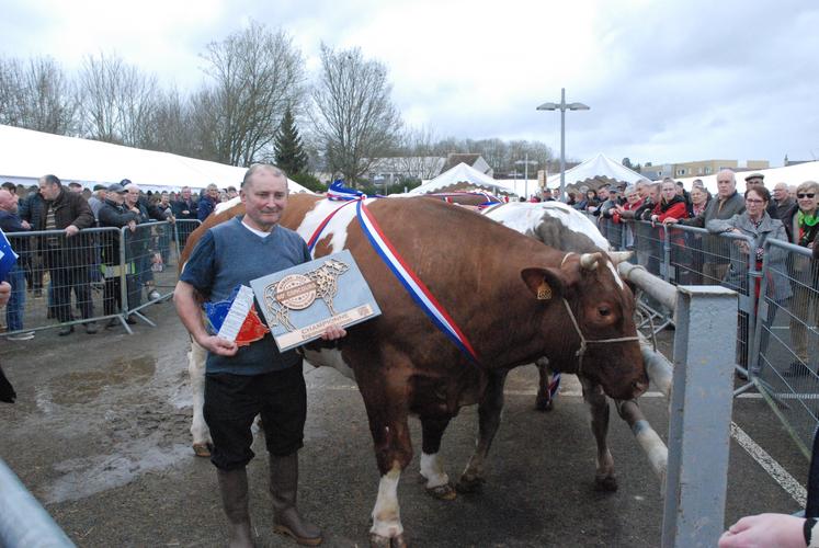 Jacky Lelong a remporté le 1er prix engraisseur génisses.