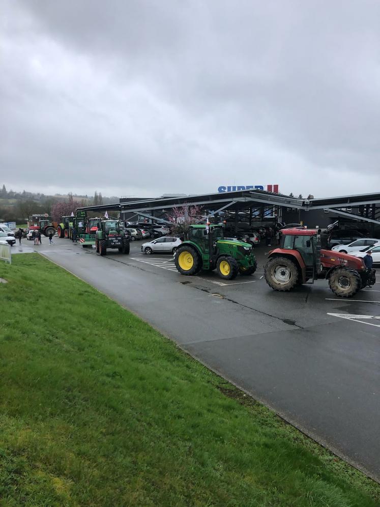 Relevés d'origine au Super U de Bessé-Sur-Braye.
En haut à dr., Gabriel sticke les produits d'origine non-française au Super U de Bonnétable.
En bas, contrôle des marchandises à l'arrivée à la centrale de Carrefour à Allonnes.