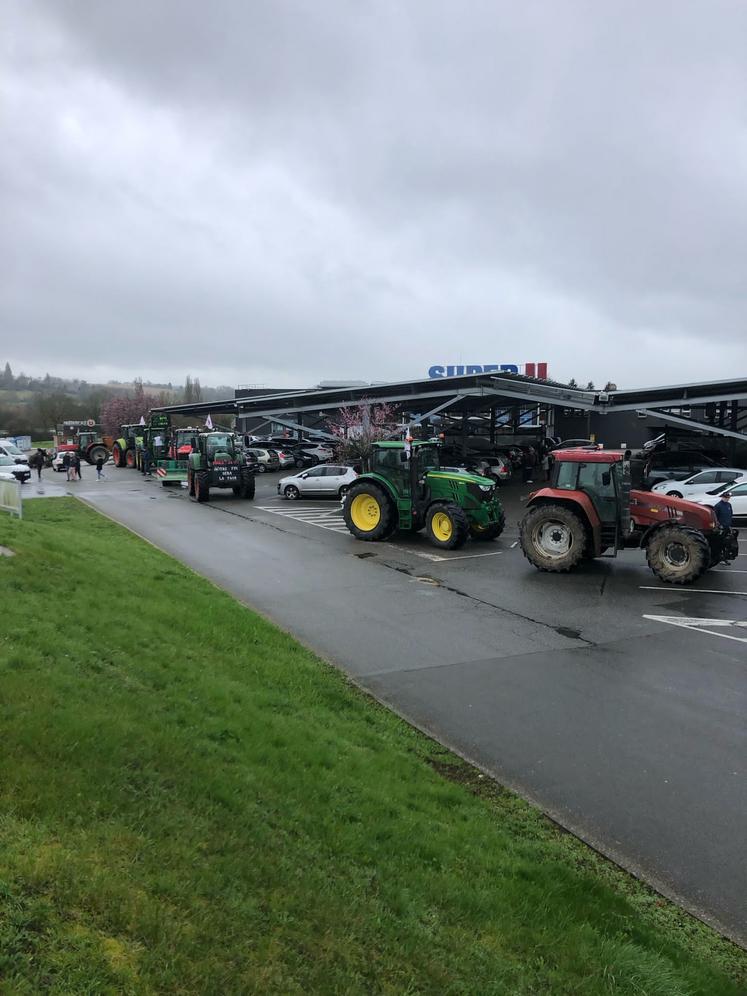 Relevés d'origine au Super U de Bessé-Sur-Braye.
En haut à dr., Gabriel sticke les produits d'origine non-française au Super U de Bonnétable.
En bas, contrôle des marchandises à l'arrivée à la centrale de Carrefour à Allonnes. 