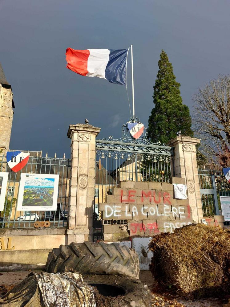 Image d'archives : le "mur de la colère" érigé devant les grilles de la Préfecture de la Sarthe par la FDSEA et les JA le 23 février 2024.