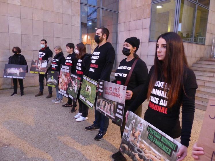 Images d'archives Agri72 : les activistes animalistes devant le tribunal du Mans le 28 janvier 2022.