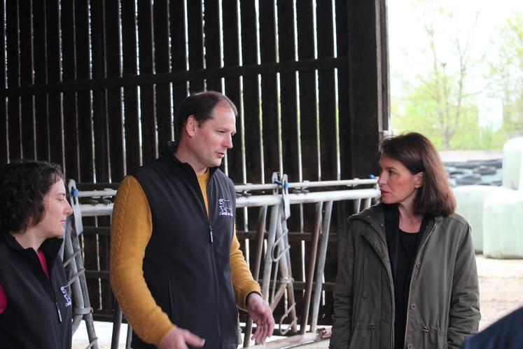 Claire et Mickaël Delhommois ont présenté leur élevage à la présidente du Conseil régional des Pays de la Loire pendant plus d'une heure.