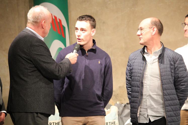 Victor et Philippe Brasseul ont été récompensés pour leur 1er prix de section jeunes femelles et le 1er prix de championnat femelle.