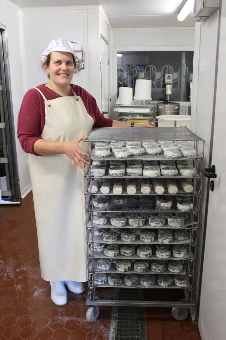 Sophie Chauvin propose une large gamme de fromages frais, tommes et yaourts vendus sur les marchés et dans des supérettes locales.