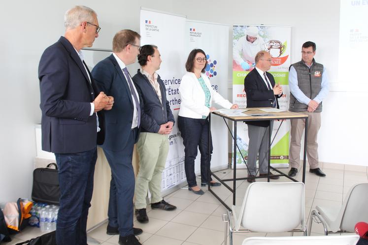 Anne-Marie Barbeau, directrice territoriale de France Travail Sarthe et Mayenne (en blanc), a présenté les résultats d'une enquête sur les intentions d'embauche des entreprises sarthoises. 