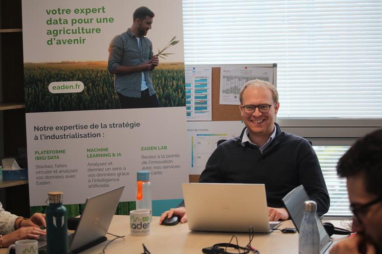 Thomas Decers, directeur d'Eaden, une start-up expert data, et agriculteur sur l'exploitation familiale à Dissé-sous-le-Lude.