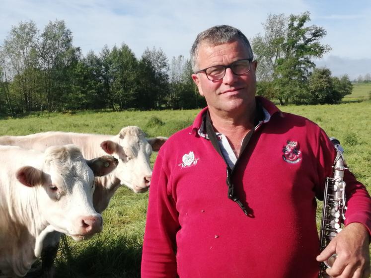 Chez Jacky Pezet à Duneau, la portance des sols et l'herbe trop haute ne permettent pas la sortie de tous les animaux au pâturage.