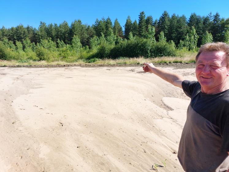 C'est une véritable plage de sable qui recouvrait sur 20 m environ la parcelle de maïs de Sylvain Richard.