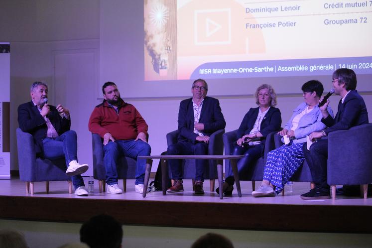 Les participants à la table ronde : Jean-Luc Duval, 2e vice-président d'Agrial, François Potier, ex-président des JA Mayenne, Dominique Lenoir, administrateur Crédit Mutuel, Françoise Potier, présidente Groupama Sarthe et Véronique Lahaye, éleveuse et déléguée MSA.