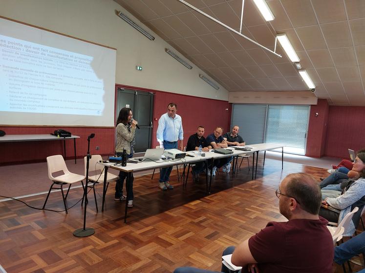 Marion Moineau (à g.), Pascal Jousse et les membres du bureau de l'association des irrigants du bassin versant Sarthe Aval ont exposé aux agriculteurs les futures règles de l'OUGC, encore en cours de définition.