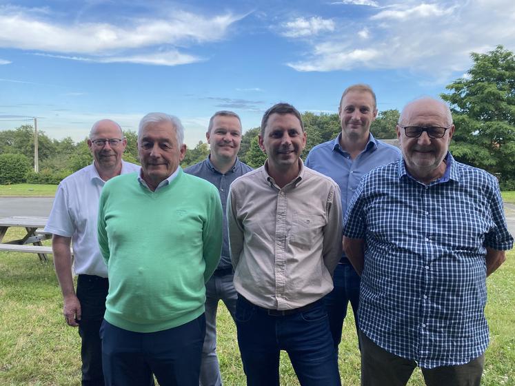 La nouvelle équipe de la Fédération des Chasseurs : Vincent Ozange (président, au centre), Denys Palayret (1er vice-président), Yves Gorteau (2nd vice-président), Richard Ahier (secrétaire), Xavier Lelièvre (trésorier), Thierry Levasseur (trésorier adjoint).