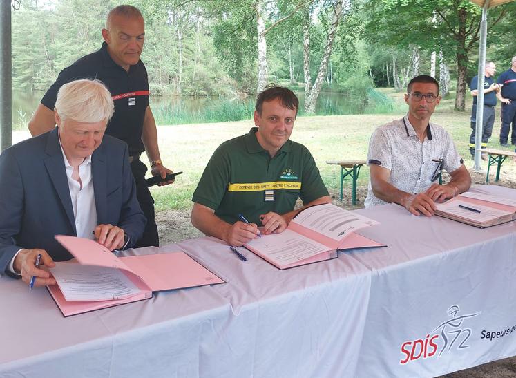 La signature de la convention sur les feux de forêt entre le monde agricole, l'ONF et le SDIS 72  permettra de mieux coordonner les actions sur le terrain.