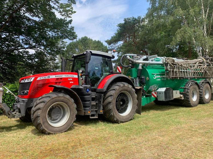 Franck Manneheut, président des entrepreneurs agricoles de la Sarthe, avait apporté un tracteur attelé avec une tonne à lisier, matériel qui pourra être utilisé par les agriculteurs pour effectuer du transport d'eau.