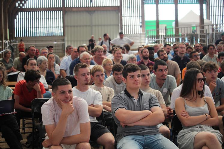 La journée a attiré de nombreux visiteurs, notamment 35 apprentis de la 1ère CGEA de l'AgroCampus de Pouillé (49).
A droite, Daniel Regner er son épouse, du Gaec de la Devinière, hôte de la journée viande.
En bas, les lauréats des Sabots de bronze.