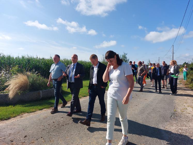 Dominique Rousseau, le préfet, Olivier Lebert et Amandine Fournier se dirigent vers la parcelle de maïs grêlée.