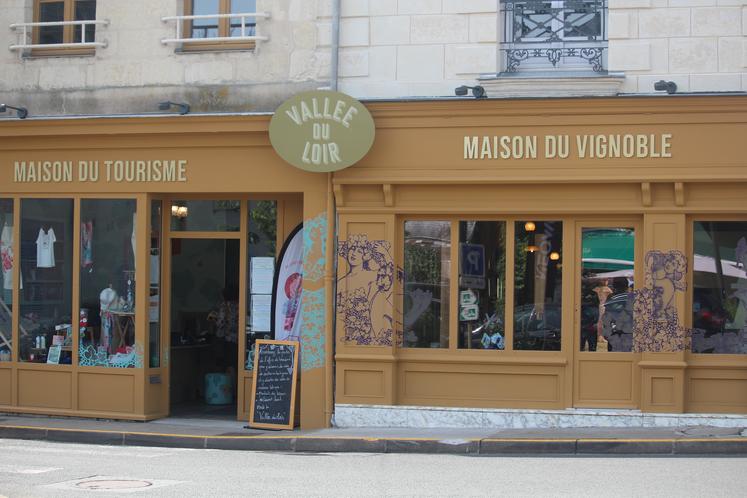 La Maison du tourisme et du vignoble est située 13 place de la République à La Chartre-sur-le-Loir.