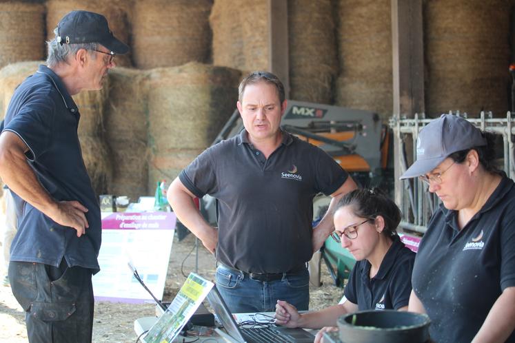 L'équipe de Seenovia: Guillaume Romaigné, Pauline Legeay et Véronique Sorin. Manque sur la photo Jean-Michel Hay, également présent à Courcelles-la-Forêt. 