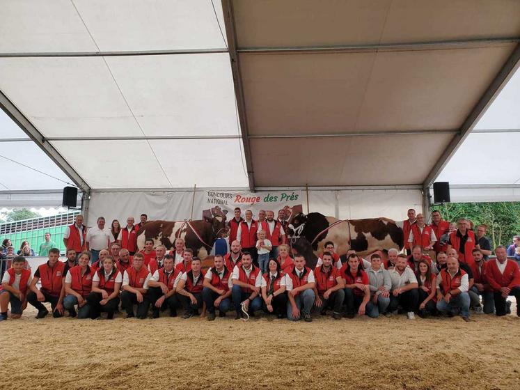 Les éleveurs Rouge des prés de ce concours 2024 avec Royale, la grande championne issue du troupeau du Gaec Brasseul Naveau (72), et Salomon le grand champion mâle de l'EARL de la Buissonniere (49).