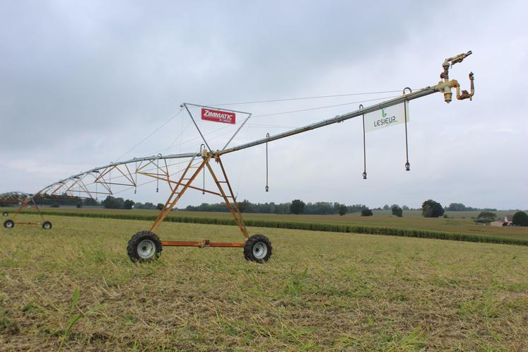 Le pivot de marque Lindsay dans la parcelle en précédent sorgho (broyé).