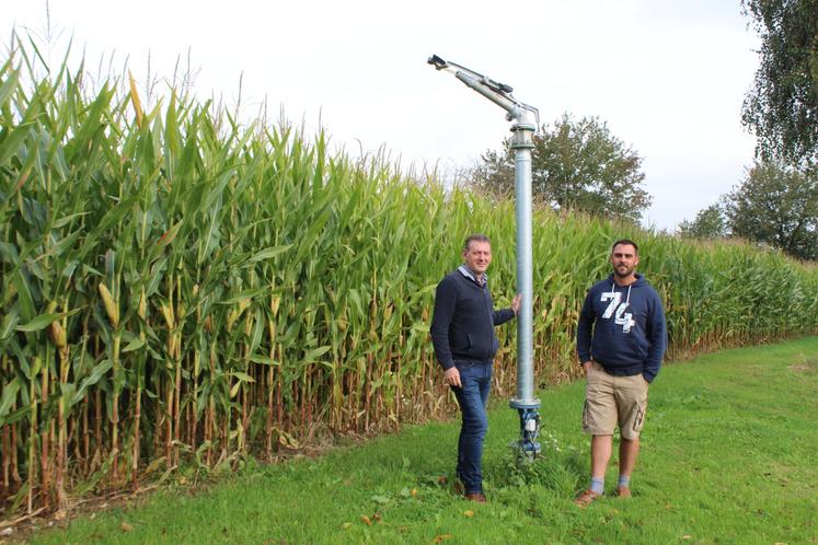 Les canons en poste fixe couvrent une surface de 2,5 ha (à g. Christohe Quelin, à dr. Charlie Corbin.)