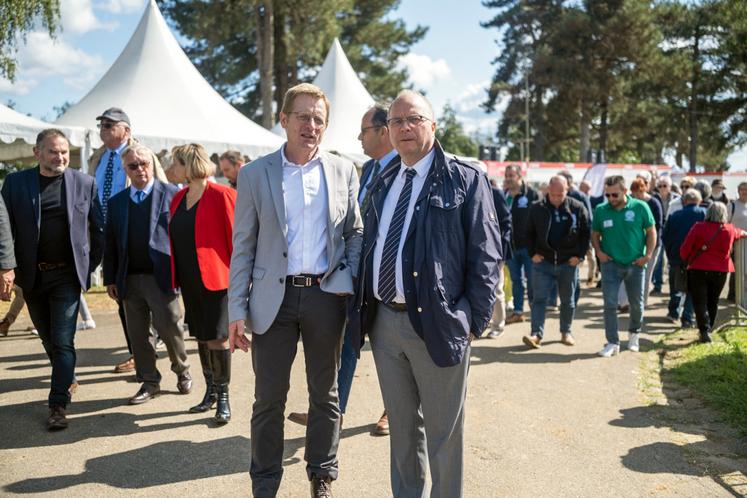 Le Préfet Aubry lors de la visite officielle des Quatre jours du Mans, aux côtés du président de la Chambre d'agriculture, Olivier Lebert.