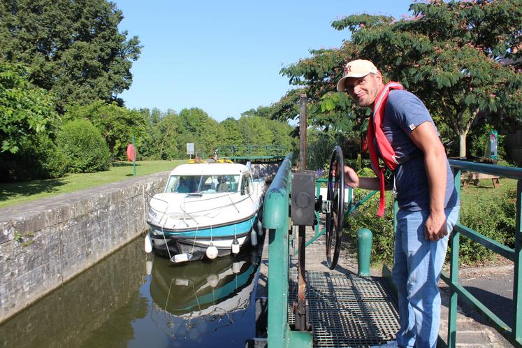 Romain Bervil, éclusier saisonnier à Roëzé-sur-Sarthe.