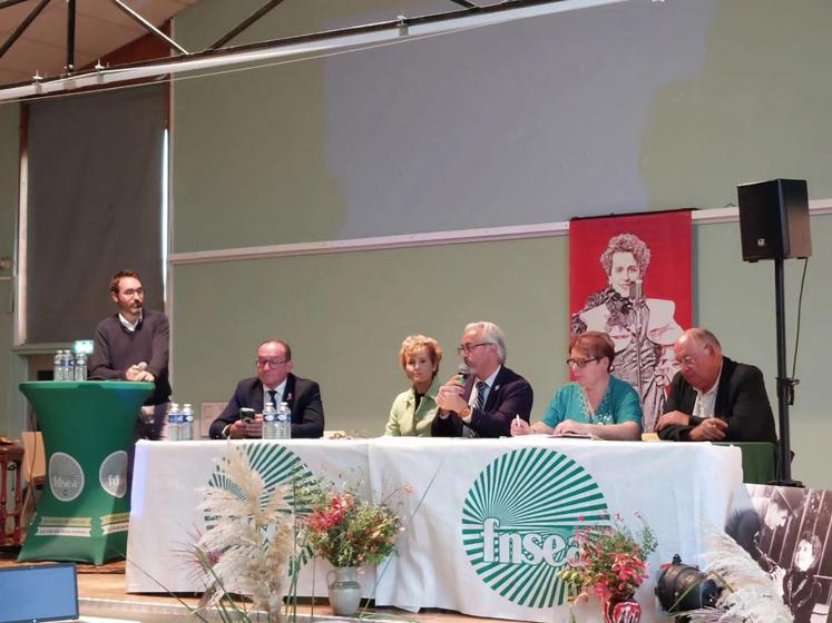 Arnaud Fruchet, animateur de la table ronde, aux côtés d'Emmanuel Franco, Dr Laure Artu, Eric Martineau, Brigitte Fourmon et Jean-Luc Texier, secrétaire général de la SNAE.