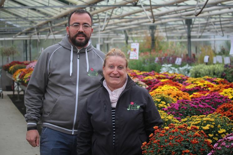 Camille Denéchaud, gérant des Serres du Perche et Isabelle Fournier, responsable vente du magasin de Saint-Saturnin.