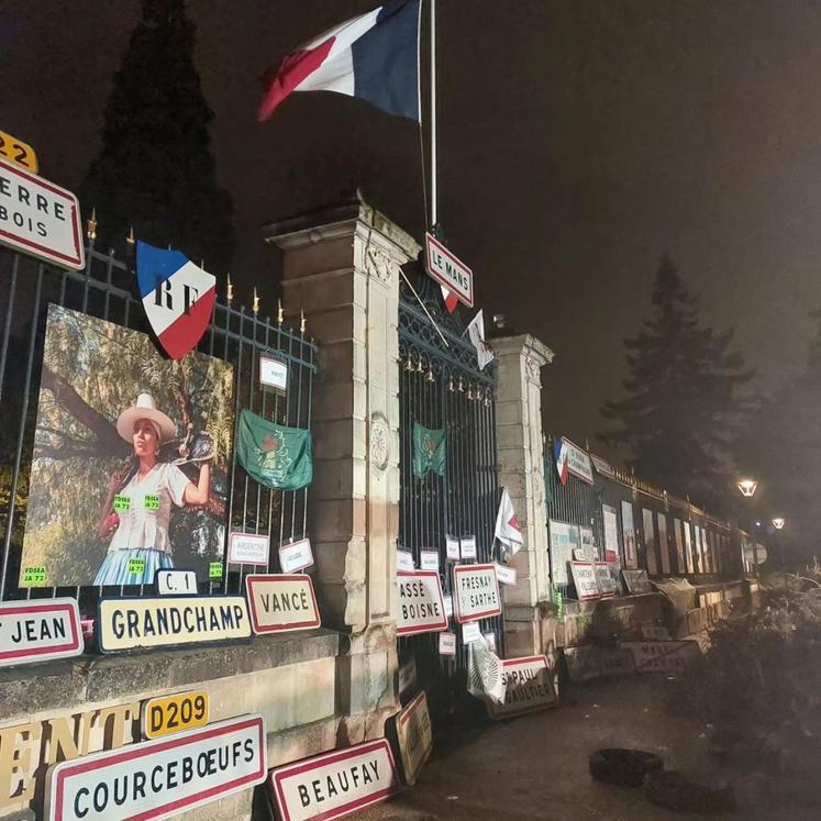 Environ 200 agriculteurs et une vingtaine de tracteurs se sont rendus à la préfecture lundi soir. A droite, Laurent Ragot, président de la section viande bovine.