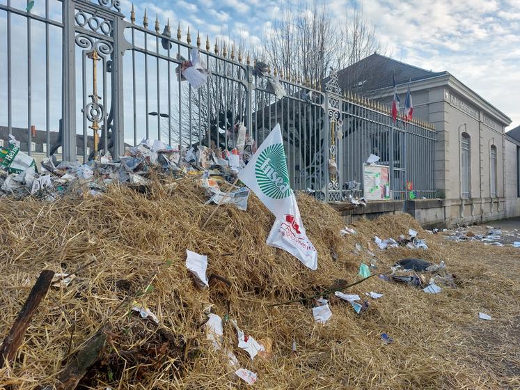 Mobilisation devant le siège de la DDT et de l'OFB mardi 26 novembre, et au siège de la MSA rue Paul Ligneul (à droite).