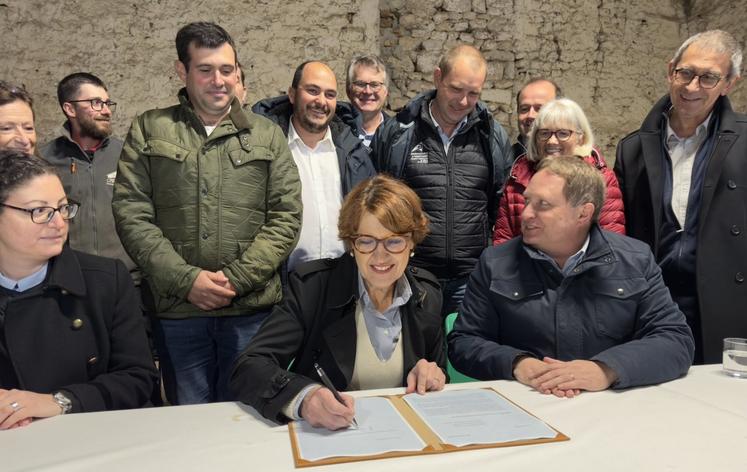 La ministre de l'Agriculture, ici aux côtés de Damien Greffin (FNSEA) a signé le 31 octobre la circulaire ordonnant la mise en place du contrôle administratif unique.