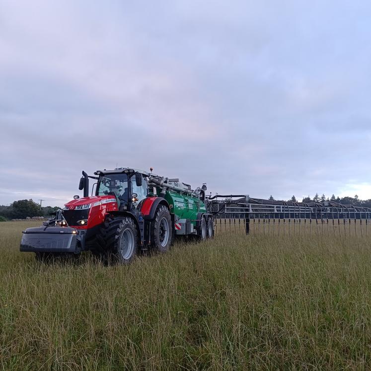 Un chantier d'épandage de lisier de bovin sur prairies le 3 octobre dernier à Louplande. Les tonnes sont dotées d'un bras télescopique qui permet de pomper dans tout type de fosses, cône ou béton. 