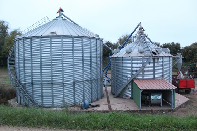 Francis et Guillaume Emery ont investi en 2019 dans un séchoir à maïs (à dr.) et une cellule de stockage (à g.) pour le grain sec.