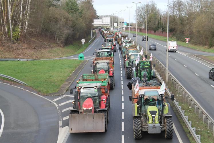 La mobilisation des agriculteurs, qui débute ce week-end, pourra durer " jusque mi-décembre " (notre photo : mobilisation de janvier dernier en Sarthe).