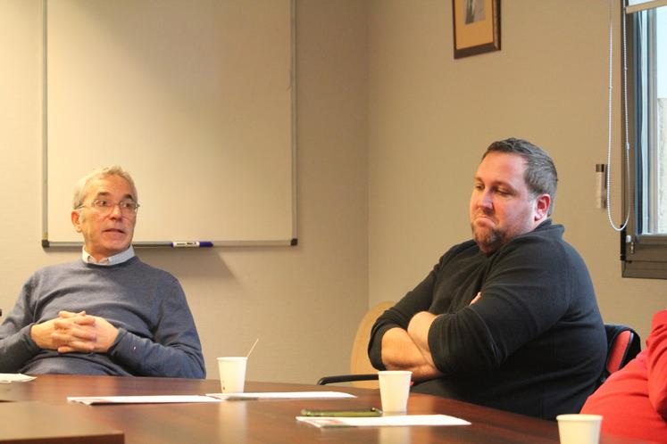 Bruno Mousset, directeur du pôle amont de LDC, et Joachim Frenehard, éleveur à Pizeux.