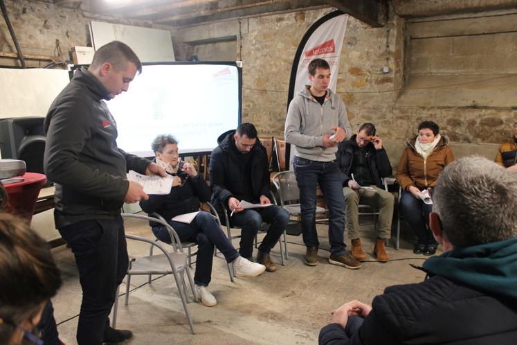 Benjamin Salmon (debout au centre) a présenté son projet d'installation lors d'une table ronde animée par Aubin Pageot (à g.) et rassemblant Dominique Huet, administratrice Cooperl, Arnaud Leblanc, technico-commercial Cooperl, et Annabelle Melaine, conseillère entreprise Chambre d'agriculture.