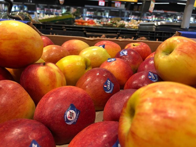 L'opération se poursuit en magasin avec des stickers « Restos du Cœur » sur les pommes en vrac.