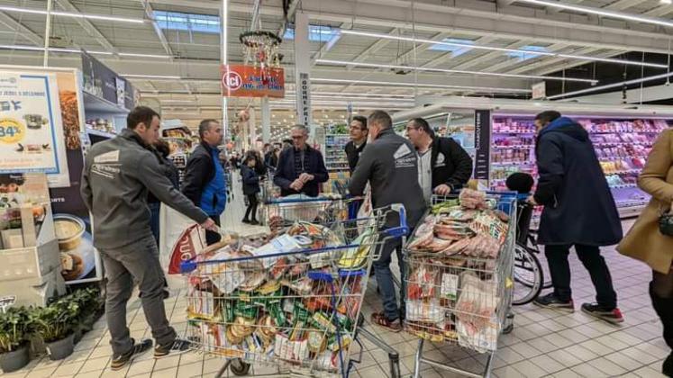 Les agriculteurs ont vérifié les prix et origines des produits au Leclerc d'Arçonnay et au Super U de La Chartre sur le Loir notamment.