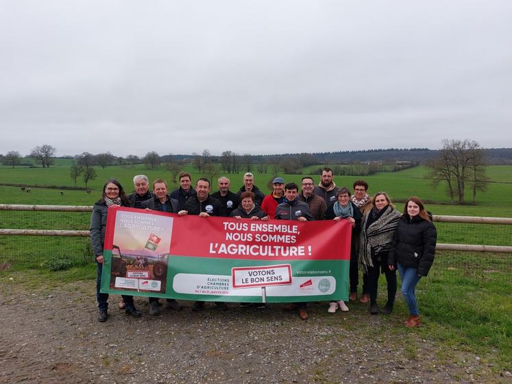 Les membres de la liste FDSEA-JA pour les élections Chambre, mardi 17 décembre, sur l'exploitation du Gaec Debosque à Ruillé-en-Champagne.