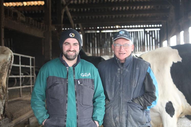 Maxime et Didier Chaumont exploitent plusieurs sites à Douillet-le-Joly (siège de l'exploitation), à Saint-Georges-le-Gaultier et Saint-Germain-sur-Sarthe. La SAU est de 175 ha (dont 90 en herbe), sans irrigation.