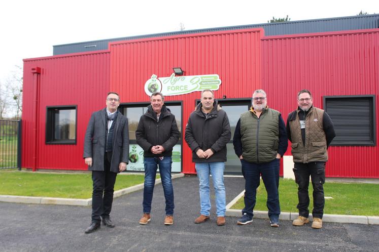 (De g. à dr.) : François Boussard, président de la communauté de communes du Sud Sarthe aux côtés des associés Thierry Peltier, Laurent Boudvin et Eric Tessier, ainsi que Bertrand Daude, magasinier d'Agro Force 3.