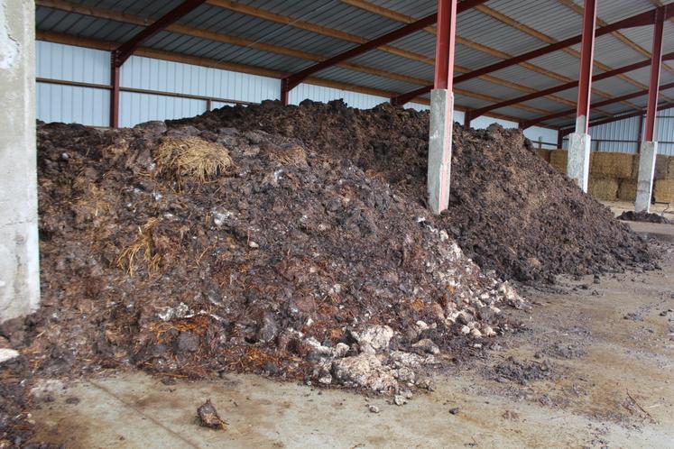 La station de compostage transforme les fientes de poules et le fumier de volailles en compost normé.