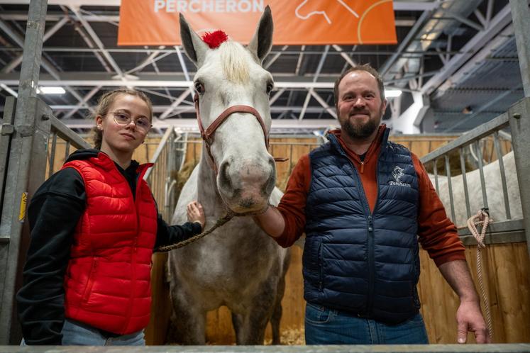 Pour sa 22ème participation au Salon, l'élevage PATOUT remporte un 2ème prix pour sa jument Mascotte d'Atout. Après Monique, Alain et Mathias, la passion pour l'élevage percheron est aujourd'hui portée par Lola qui a assuré les présentations montées tout au long de la semaine.